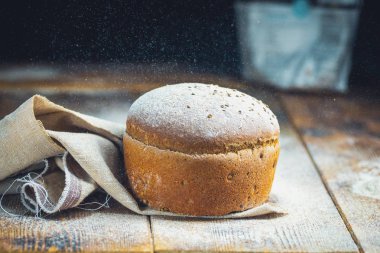 Koyu gri mutfak masasında taze pişmiş ekmek.