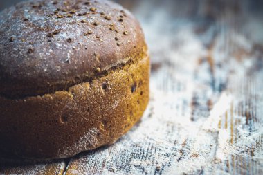 Koyu gri mutfak masasının üzerinde taze pişmiş ekmek