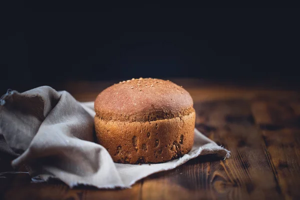 Koyu Gri Mutfak Masasında Taze Pişmiş Ekmek — Stok fotoğraf