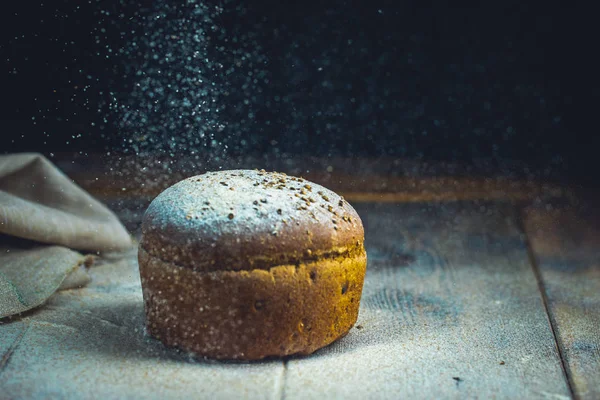 Pão Recém Assado Mesa Cozinha Cinza Escuro Estilo Rústico — Fotografia de Stock