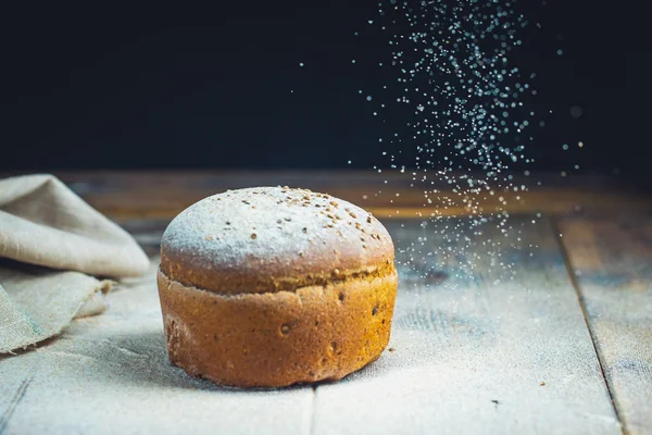 Pão Recém Assado Mesa Cozinha Cinza Escuro Estilo Rústico — Fotografia de Stock