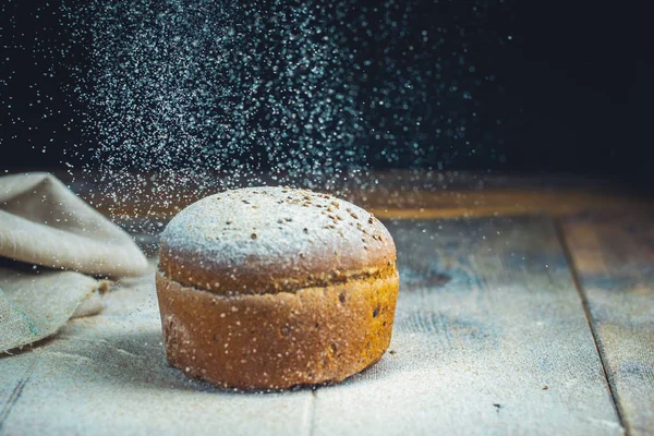 Pão Recém Assado Mesa Cozinha Cinza Escuro Estilo Rústico — Fotografia de Stock