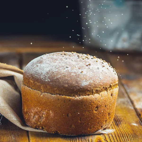 Pão Recém Assado Mesa Cozinha Cinza Escuro Estilo Rústico — Fotografia de Stock