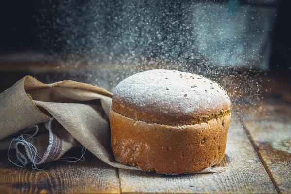 Koyu Gri Mutfak Masasında Taze Pişmiş Ekmek — Stok fotoğraf