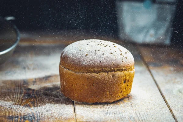 新烘焙的面包放在深灰色厨房桌子上 — 图库照片