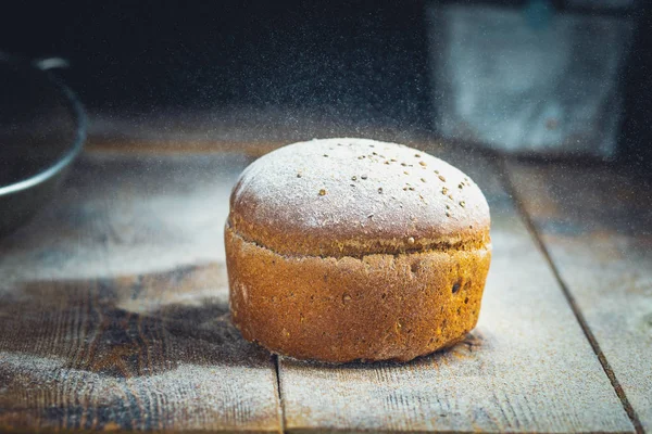 Koyu Gri Mutfak Masasında Taze Pişmiş Ekmek — Stok fotoğraf