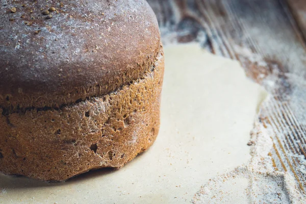 Pão Recém Assado Mesa Cozinha Cinza Escuro — Fotografia de Stock