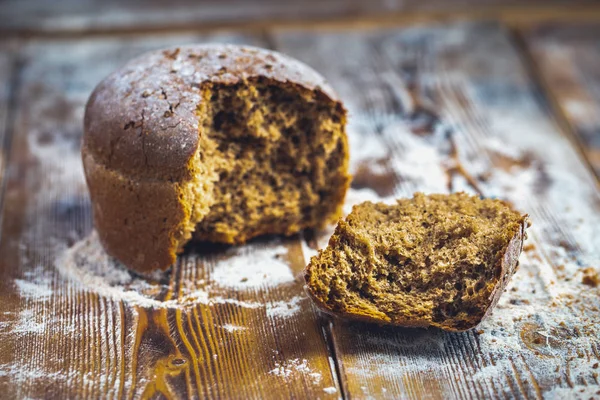 Pão Recém Assado Mesa Cozinha Cinza Escuro Estilo Rústico — Fotografia de Stock