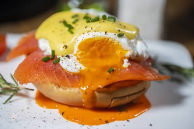 Füme somon ve taze Hollandaise soslu Benedict usulü yumurta..