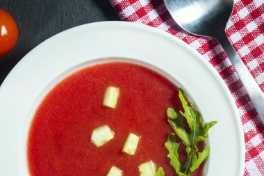 gazpacho çorbası bir plaka ile dilim domates, salatalık ve soğan, maydanoz ile closeup bırakır
