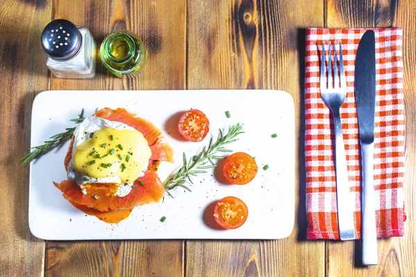 EierBenedictus met gerookte zalm en verse Hollandaisesaus. — Stockfoto