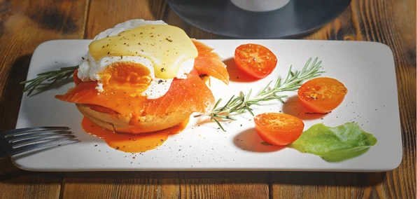 Füme somon ve taze Hollandaise soslu Benedict usulü yumurta.. — Stok fotoğraf