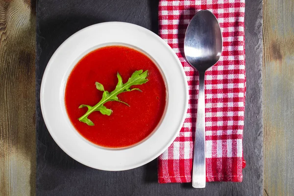 Tomatsoppa på träbord — Stockfoto