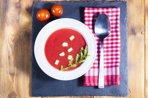 Tahta masada domates çorbası. — Stok fotoğraf