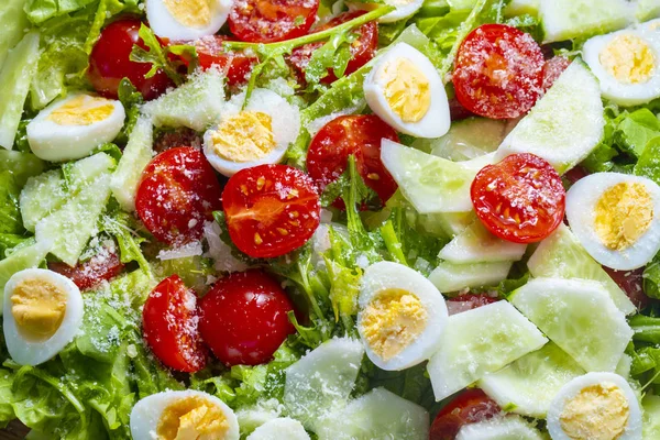 Salata marul, domates, salatalık ve Bıldırcın yumurta