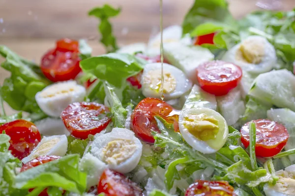 Salata marul, domates, salatalık ve Bıldırcın yumurta