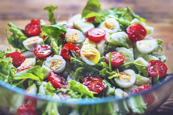 Salada com alface, tomate cereja, pepino e ovos de codorna — Fotografia de Stock
