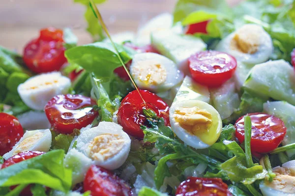 Salata marul, domates, salatalık ve Bıldırcın yumurta