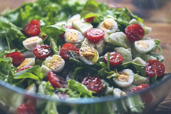 Salada Dieta Com Alface Tomate Cereja Pepino Ovos Codorna — Fotografia de Stock