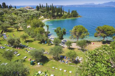 Punta San Vigilio, Garda, İtalya - 25 Haziran 2013: Garda Gölü 'ndeki plajda yaşayan insanlar, İtalya, Avrupa
