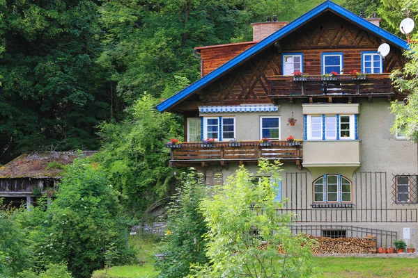 Tipik Avusturyalı Alpine ev çiçeklerle