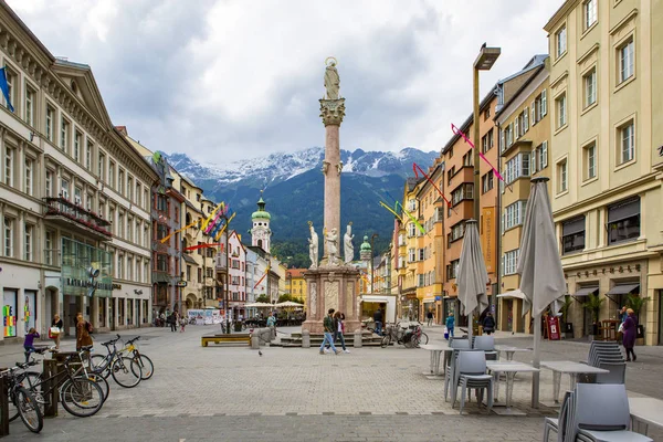 Innsbruck, Avusturya - 26 Haziran 2013: Street bir güzel yaz günü Innsbruck tarihi bölümünde
