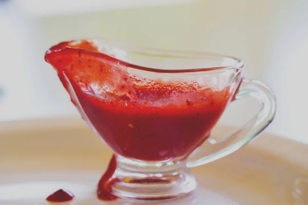 Sauce aux fraises dans un bol en verre — Photo