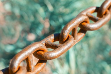 Yeşil arka planda eski metal zincir