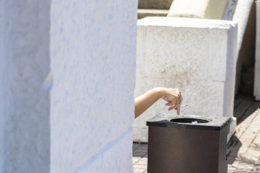 kadın el sigara dumanı ile tutarak