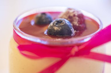 Ev yapımı vanilyalı panna cotta