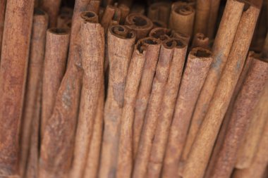 Tarçın çubuklarını kapat