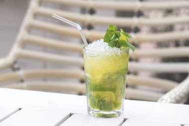 Kafedeki ahşap bir masada mojito kokteyli..