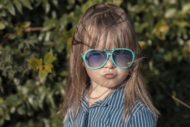 Komik surat küçük kız ördek dudaklarını göster