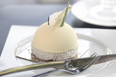 Beyaz tabakta Hindistan cevizli kek