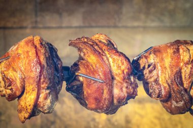 Kömüre pişirme geleneksel kavrulmuş şaftlı jambon kavurma tükürmek. Yatay