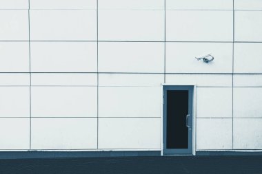 Duvar, kapı ve Cctv kamera inşaat. Mavi arka plan.