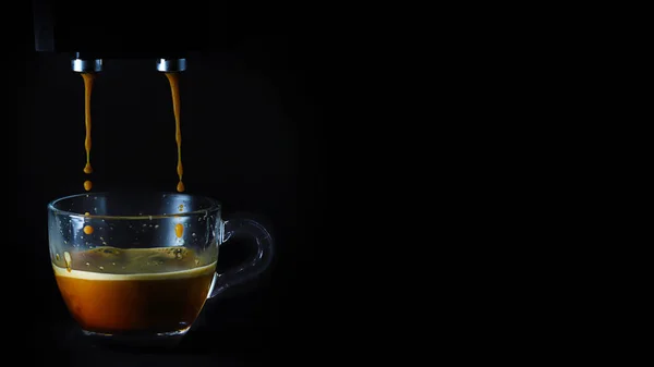 Tasse Espresso Beim Einfüllen Eine Kaffeemaschine Auf Schwarzem Hintergrund Spritzer — Stockfoto