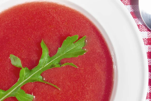 Träskål med tomat soppa gazpacho — Stockfoto