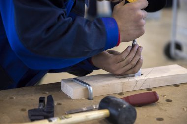 Bir marangozun sıkı çalışması..