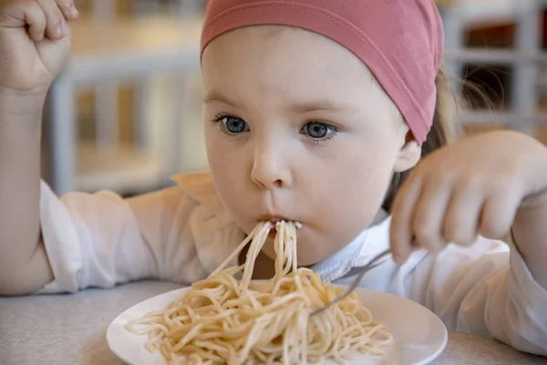 Criança Come Espaguete Menina Não Quer Comer — Fotografia de Stock
