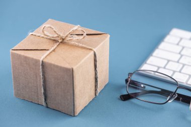 Online alışveriş, e-ticaret: kağıt karton dizüstü klavye.