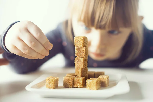 孩子, 糖块。10岁以下儿童过度消费糖的问题. — 图库照片