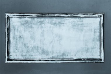 Rönesans tarzında alçıtaşından yapılmış beyaz boş antika çerçeve. Duvar turkuaz. Arkaplan.