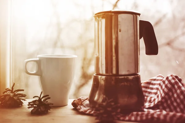 Uma xícara de café no fundo da máquina de café e janela com gotas de chuva. Fechar, foco seletivo — Fotografia de Stock