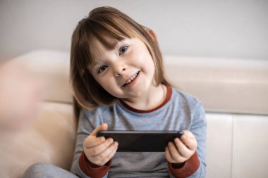 akıllı telefon kullanan küçük kız