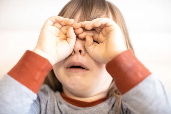Маленькая девочка плачет Дети — стоковое фото