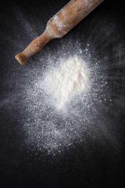 Arka plan ile oklava un ile kabartma. Karanlık masaya. Metin için özgür yer. Üstten Görünüm