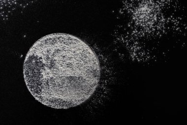 Soyut arkaplan. Buğday serpiştirilmiş un çemberi, siyah üzerine yuvarlak nokta. Karatahtanın en üst görüntüsü. Pişirme konsepti, hamur veya hamur işi.