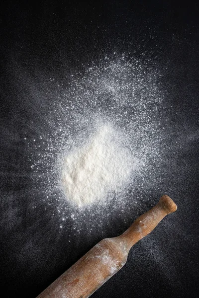 Baking Background Rolling Pin Flour Dark Table Free Space Text — Stock Photo, Image