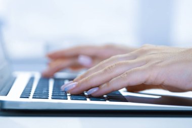 Web, arama bilgi tarama, ev yumuşak odak resim Vintage kavramı işyerinde sahip dizüstü bilgisayar kullanan kadın